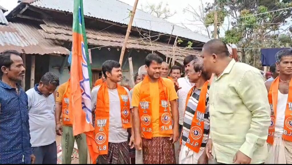 গাজোলে বিজেপিতে যোগ শতাধিক কর্মীর, রাজনৈতিক তরজা তুঙ্গে।