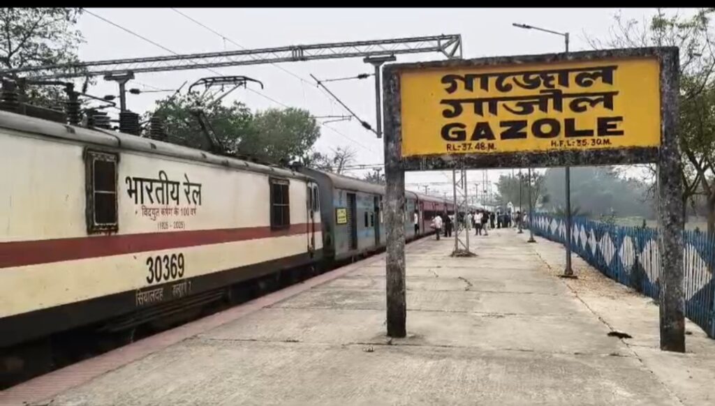 ইলেকট্রিক তার ছিঁড়ে ট্রেন চলাচলে বিঘ্ন, দুর্ভোগ যাত্রীদের।