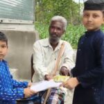 ঈদকে সামনে রেখে কাজলী হল্টে বস্ত্র বিতরণ, উদ্যোগে মোশারেফ হোসেন।