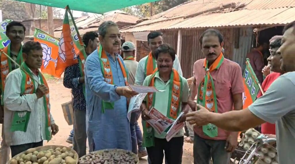 হিলি বাজারে জনসংযোগ কর্মসূচি পালন করলেন বিধায়ক অশোক কুমার লাহিড়ী।