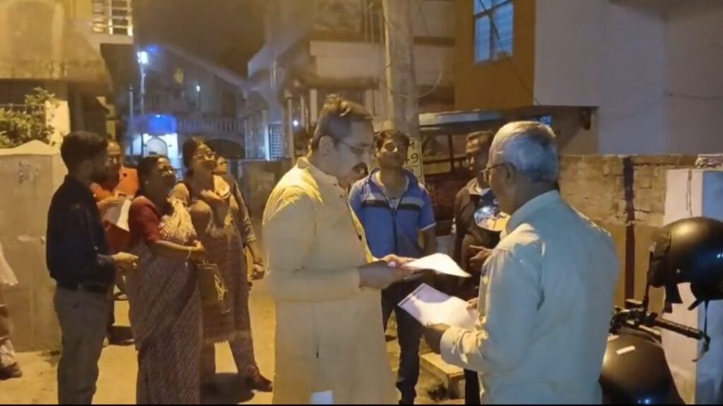 বালুরঘাটে গৃহ-সম্পর্ক অভিযানে বিধায়ক অশোক কুমার লাহিড়ী।