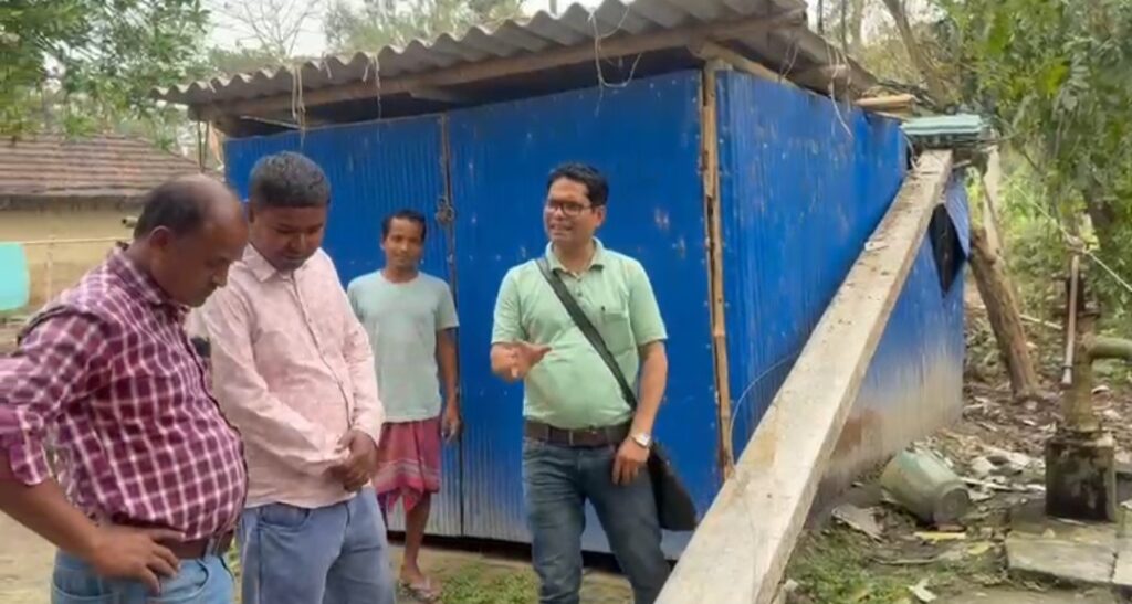 গভীর রাতের ঝড়ে লণ্ডভণ্ড কুশমন্ডি, উড়ল বাড়ির ছাদ; মাটিতে শুয়ে পড়ল ভুট্টা–গম।