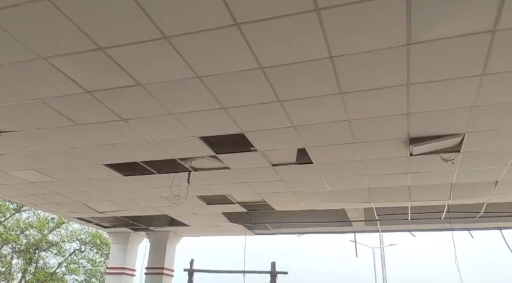 বালুরঘাট স্টেশনে সিলিং বোর্ড ভেঙে পড়ার অভিযোগ, নিম্নমানের কাজ নিয়ে বিতর্ক।