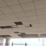 বালুরঘাট স্টেশনে সিলিং বোর্ড ভেঙে পড়ার অভিযোগ, নিম্নমানের কাজ নিয়ে বিতর্ক।