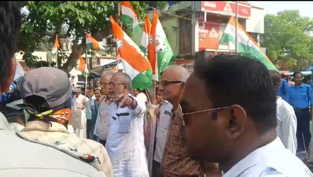 প্রধানমন্ত্রীর ব্রিগেড সভার প্রতিবাদে বালুরঘাটে কংগ্রেসের পথ অবরোধ।