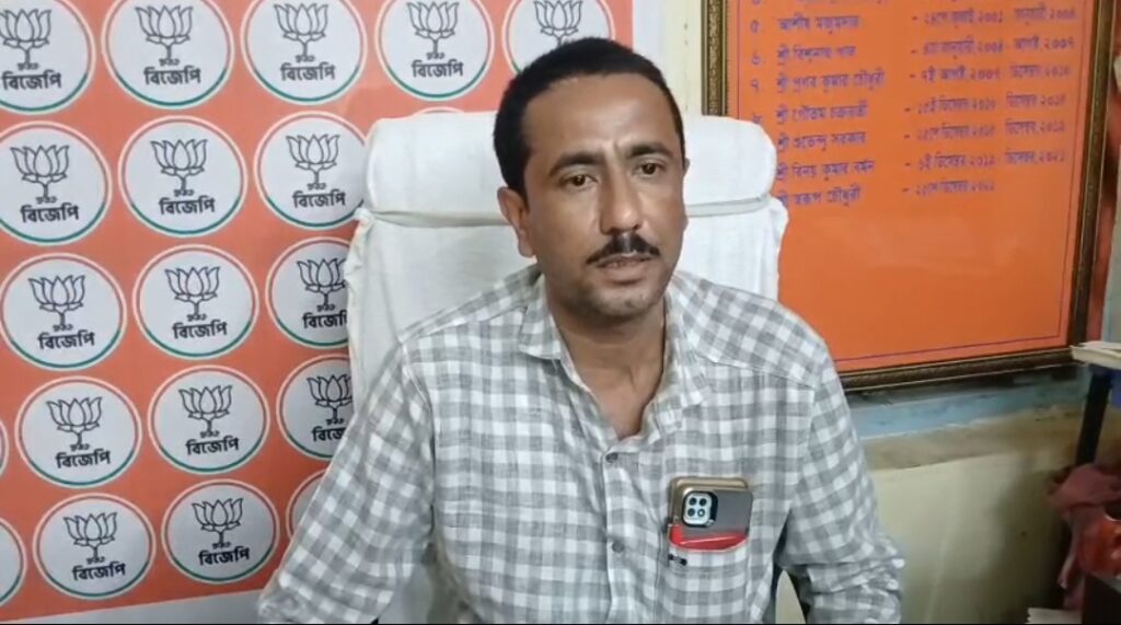 দক্ষিণ দিনাজপুর জেলা বিজেপির সভাপতির পদ থেকে ইস্তফা স্বরূপ চৌধুরীর।