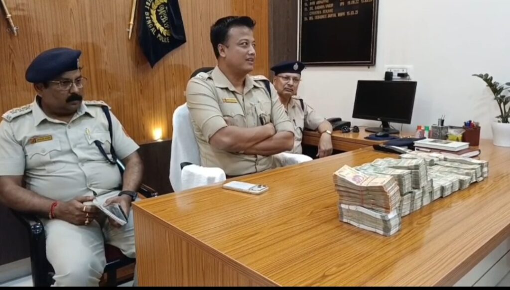 নির্বাচনের আগে লক্ষাধিক টাকা উদ্ধার করল খড়গপুর রেল পুলিশ, চাঞ্চল্য ।