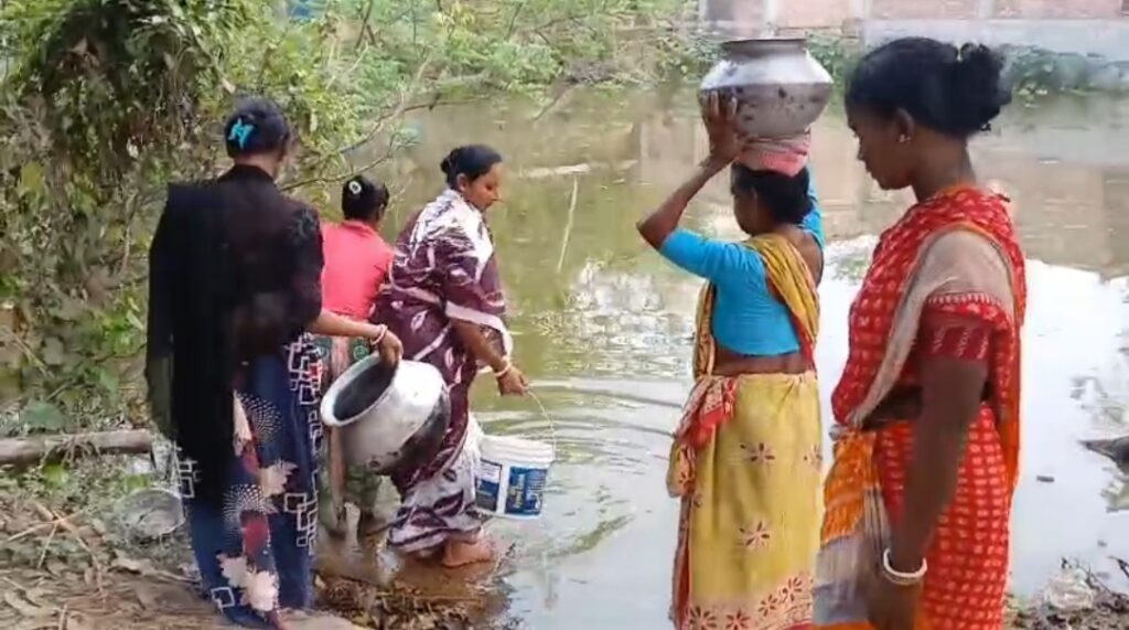 পানীয় জলের সংকটে আদিবাসী গ্রাম, প্রশাসনের বিরুদ্ধে ক্ষোভ — পাল্টা রাজনৈতিক তরজা।