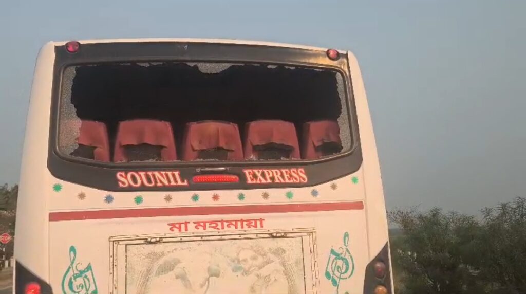 ব্রিগেডগামী বাসে হামলার অভিযোগ, কাঁচ ভাঙচুরে উত্তেজনা বেলদায়।
