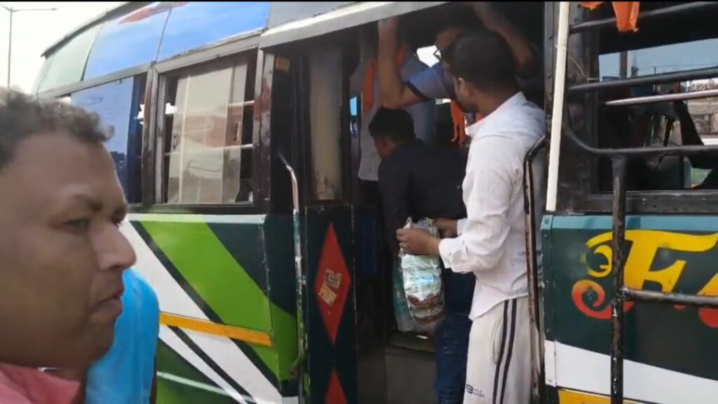 ব্রিগেডগামী বিজেপি কর্মীদের জল ও শুকনো খাবার বিতরণ, পাঁশকুড়ায় উদ্যোগ শুভেন্দু অধিকারীর।