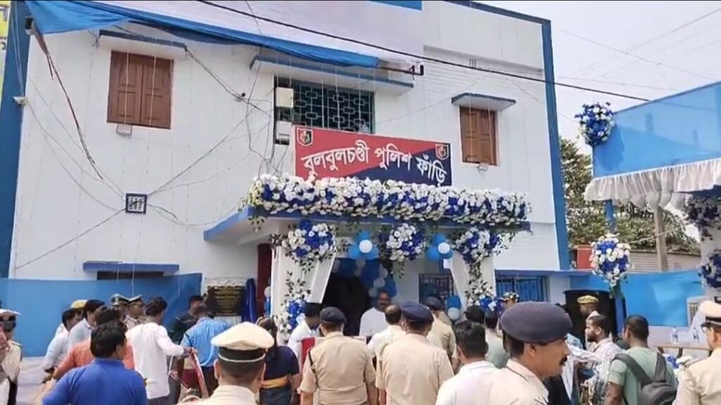 হবিবপুরে বুলবুলচন্ডী পুলিশ ফাঁড়ির উদ্বোধন, উপস্থিত পুলিশ সুপার।