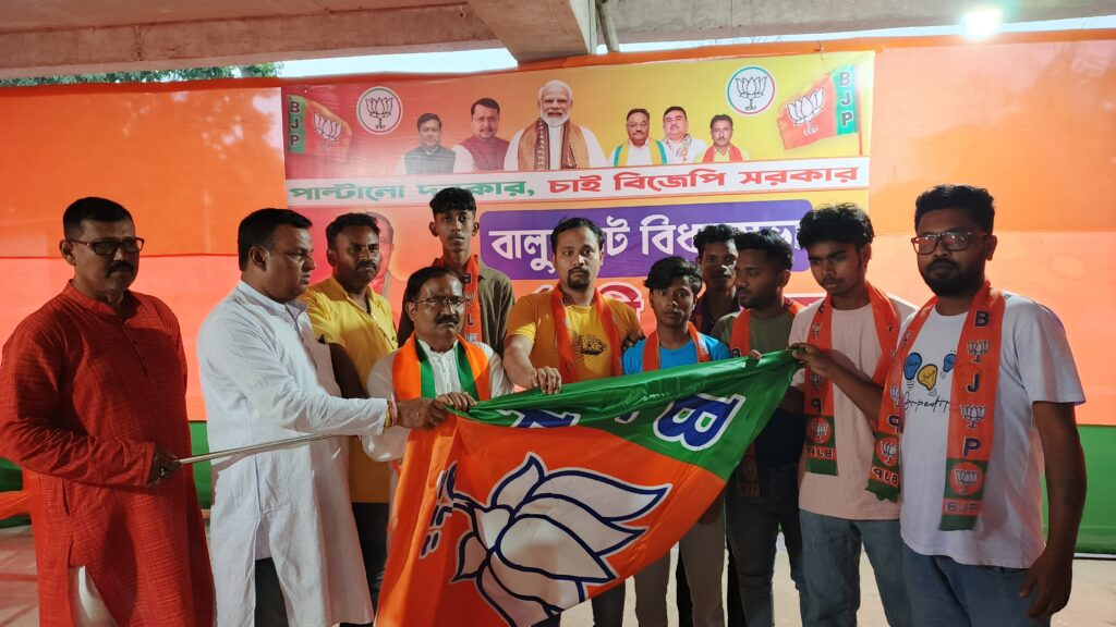 বালুরঘাটে বিজেপিতে যোগ ২৭৩ যুবকের, শক্তি বাড়ল সংগঠনে।