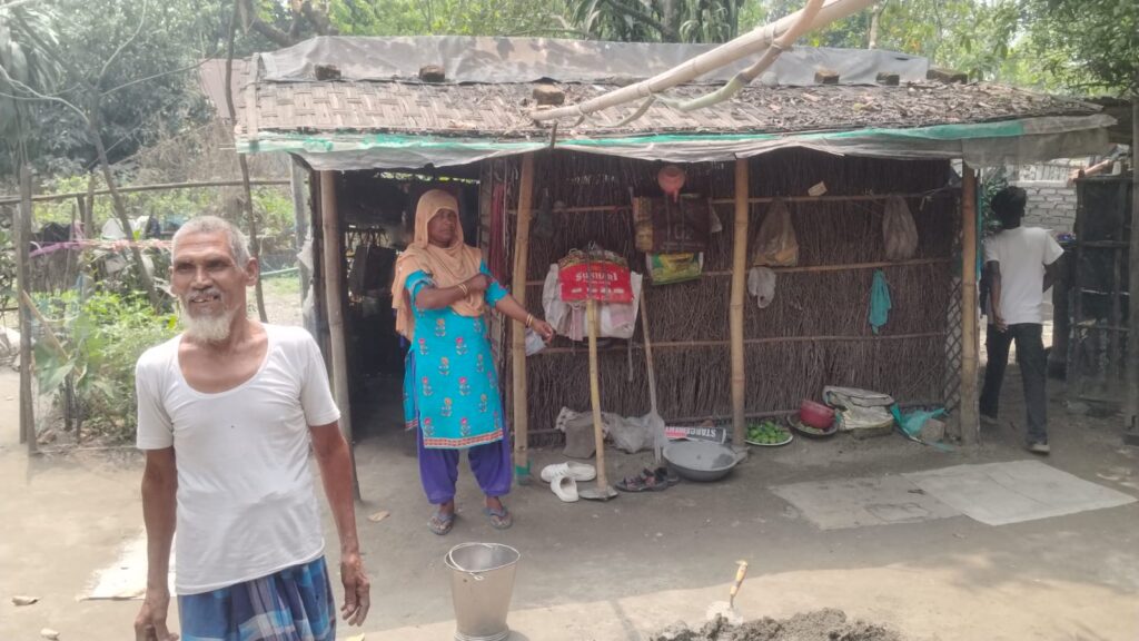 মাইক-মিছিলে উন্নয়নের দাবি, অথচ ভাঙা ত্রিপলের নিচে বেঁচে থাকার লড়াই।