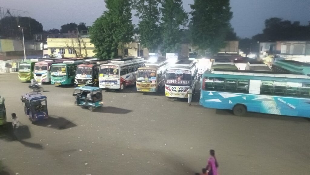 নির্বাচনী কাজে বাস ব্যবহারে যাত্রী দুর্ভোগ, চন্দ্রকোনারোডে কমল পরিষেবা।।