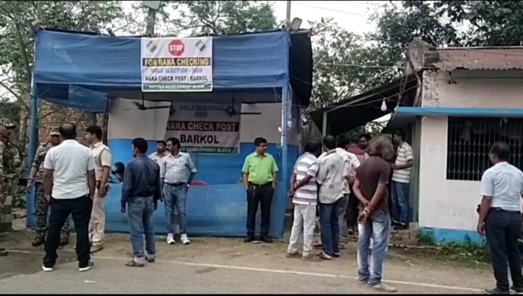 দুটি গাড়ি থেকে মিলল বিপুল টাকা, তদন্তে প্রশাসন।