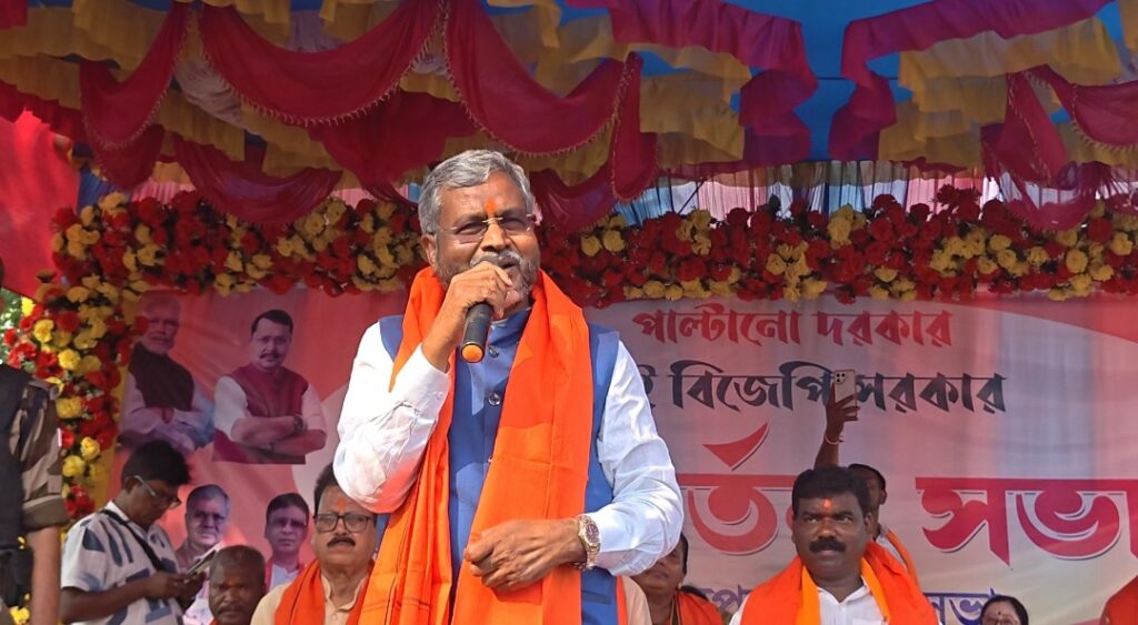 হবিবপুরে জোর প্রচার বিজেপির, সভামঞ্চে তৃণমূল সরকারের সমালোচনায় বাবুলাল মারান্ডি।