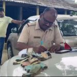 মালদায় চেকিং চলাকালীন সন্দেহভাজনের কাছ থেকে নগদ উদ্ধার।