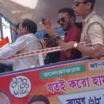 দেবকে এক নজর দেখতে কান্দির রাস্তায় উপচে পড়া ভিড়।