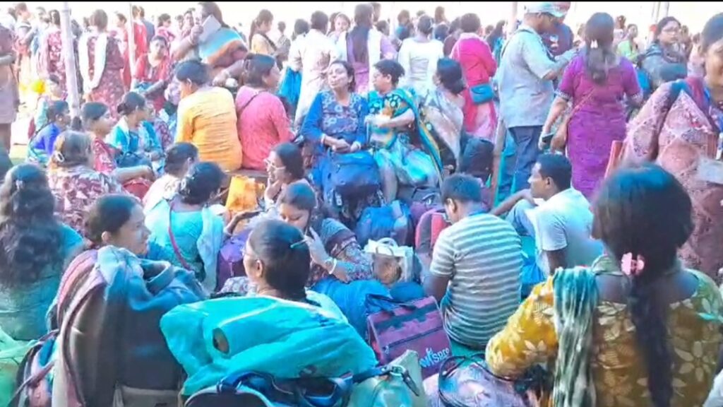 মালদার ডিসিআরসি কেন্দ্রে প্রশাসনিক গাফিলতির অভিযোগ, বিপাকে মহিলা ভোটকর্মীরা।