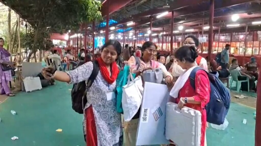 ভোটের আগের রাতে মালদায় ব্যস্ততার চূড়ান্ত ছবি DCRC সেন্টারে।