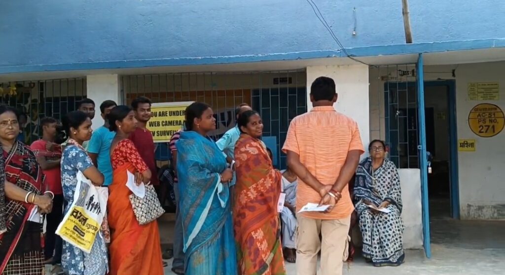 মহারাজপুর হাই স্কুল বুথে সকাল থেকেই ভোটারদের ভিড়।