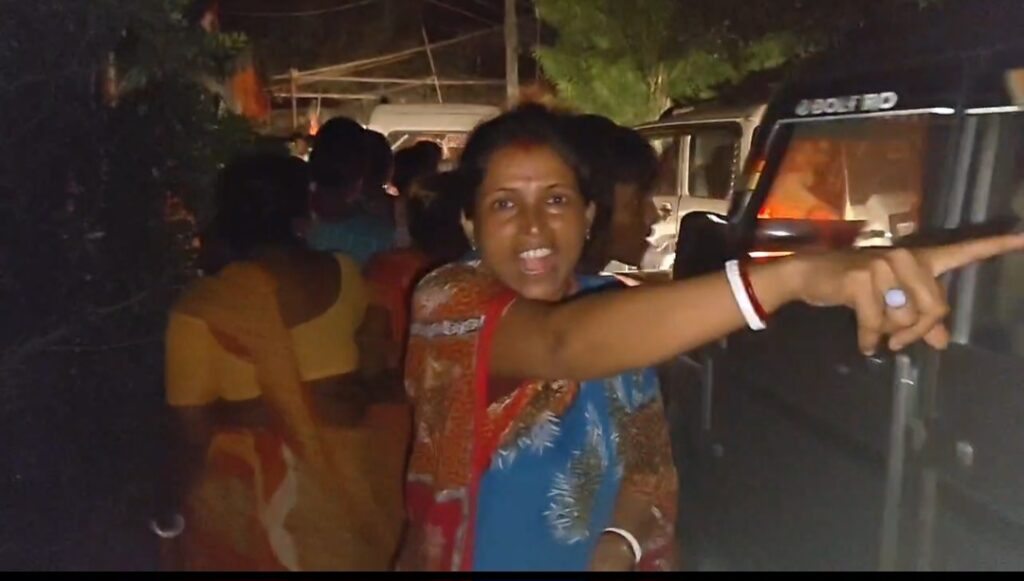 ভোট শেষে গাড়িতে অতিরিক্ত ইভিএম, হবিবপুরে সন্দেহে গ্রামবাসীর বিক্ষোভ।