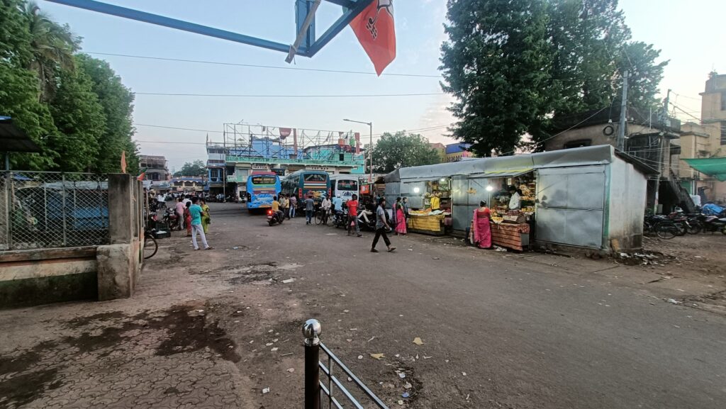 দখলমুক্ত হলো ব্যস্ততম বাসস্ট্যান্ড Chandrakona Road-এ।