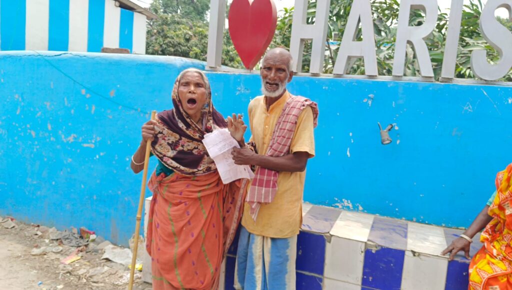 খাবার-চিকিৎসা তো দূরের কথা, টয়লেট ব্যবহারেও বাধা! অভিযোগ বৃদ্ধ দম্পতির।।