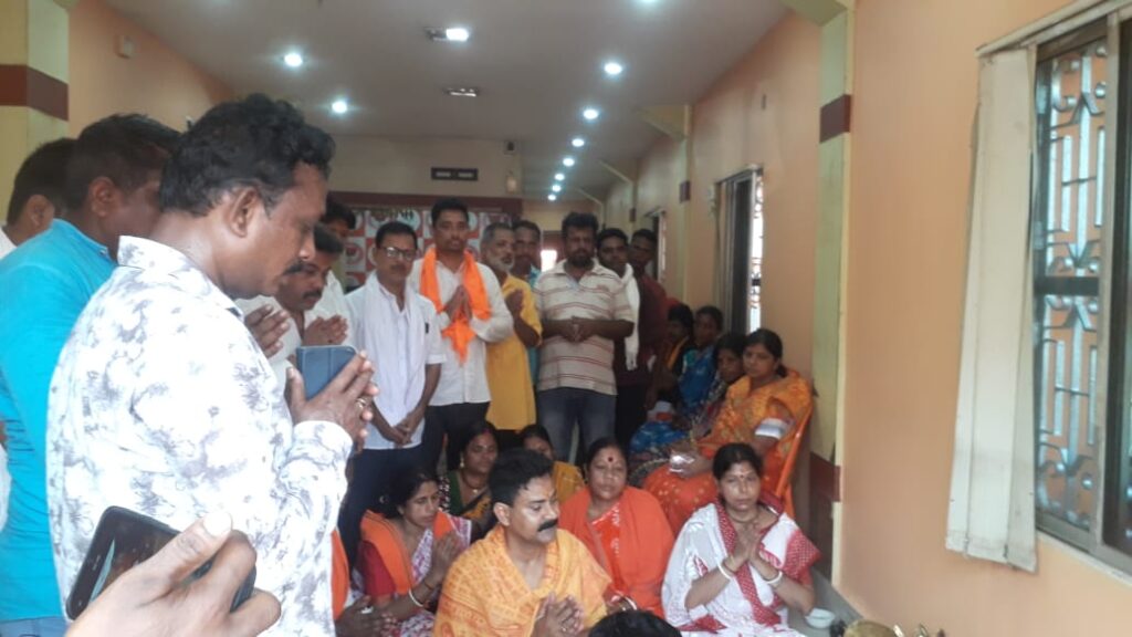 চন্দ্রকোনারোডে বিজেপির দলীয় কার্যালয় উদ্বোধনে উপস্থিত জেলা নেতৃত্ব।।