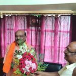 গড়বেতায় বিধায়ককে সংবর্ধনা, উপস্থিত সংগঠনের সদস্য ও সমাজসেবীরা।