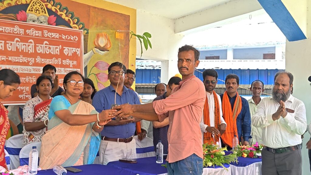 কেশপুরে প্রশাসনিক উদ্যোগে জনসেবামূলক ক্যাম্পের আয়োজন।