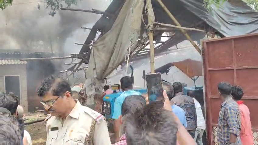 ডুমুরগেড়িয়ায় আগুনের তাণ্ডব, সর্বস্ব হারিয়ে পথে বহু পরিবার।