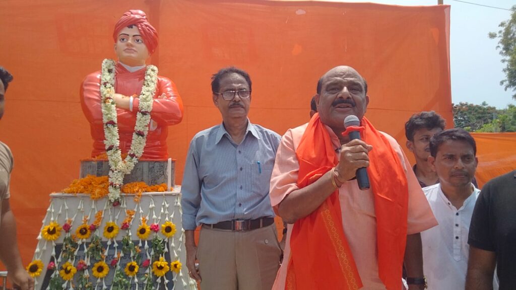 বিজেপি যুব মোর্চার উদ্যোগে বিবেকানন্দের মূর্তির রং পরিবর্তন, গড়বেতায় রাজনৈতিক তরজা।