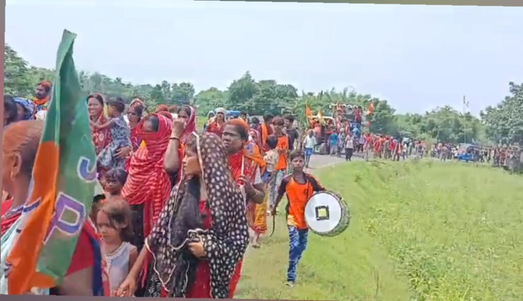 মজুরডিমা থেকে সানমুড়া, গেরুয়া রঙে রাঙল বড়মুড়া অঞ্চলের পথঘাট।।