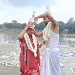 সুখী দাম্পত্যের কামনায় বিয়ের টোপর ভাসিয়ে পুণ্যস্নান, Narayanpur-এ ঐতিহ্যবাহী উৎসব।।