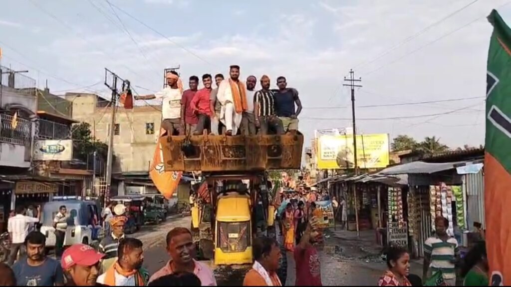 বুলডোজার নিয়ে বিজয় মিছিলে উচ্ছ্বাস Malda জেলায়।
