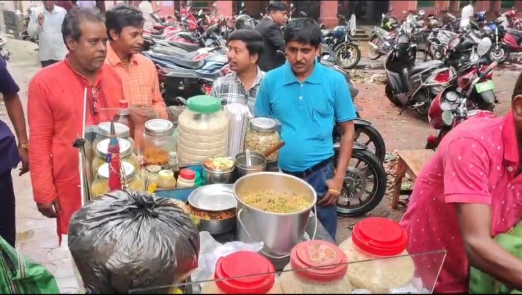 অভিনবভাবে জয় উদযাপন Balurghat আদালত চত্বরে।