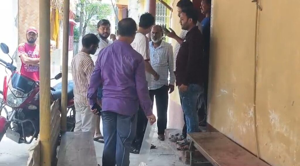ভাঙচুর ঘিরে চাঞ্চল্য Malda শহরের পুড়াটুলি এলাকায়।
