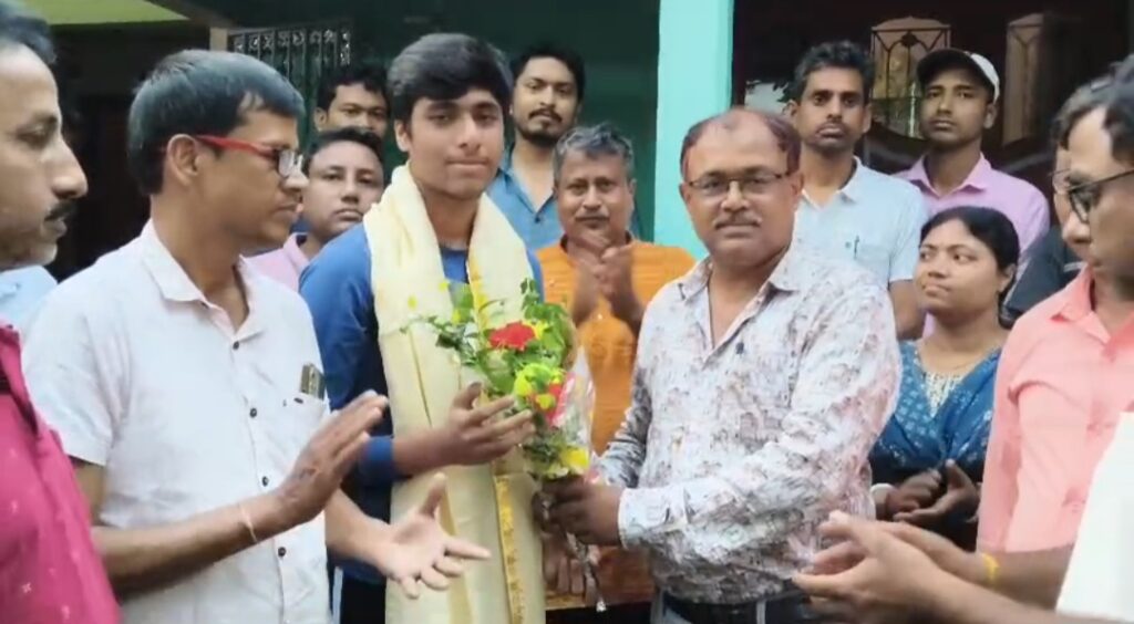 মাধ্যমিকে রাজ্যে পঞ্চম হওয়া কৃতি ছাত্রকে সংবর্ধনা Jateswar-এ।