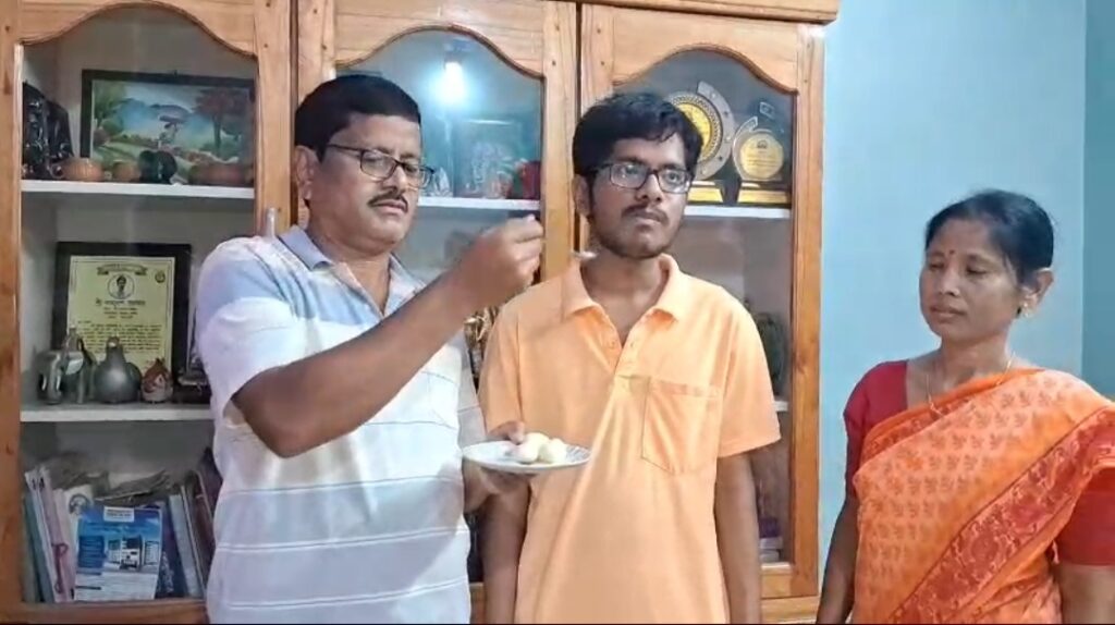 একই স্কুল থেকে তিন ছাত্র মেধাতালিকায়, গর্বিত Hajinaku Mohammad High School।