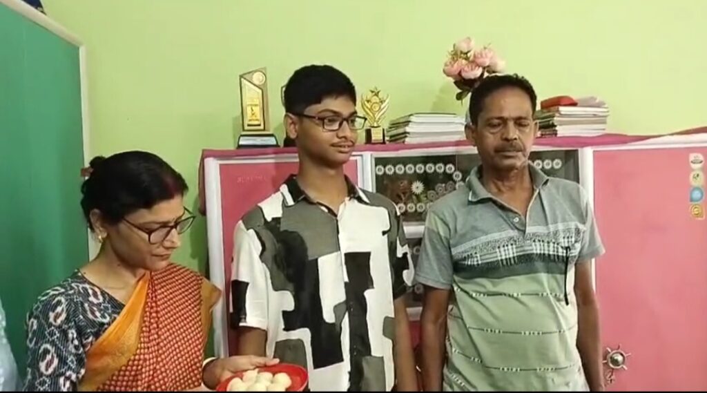মাধ্যমিকে রাজ্যে দশম হয়ে নজর কাড়ল Monish Ghosh।