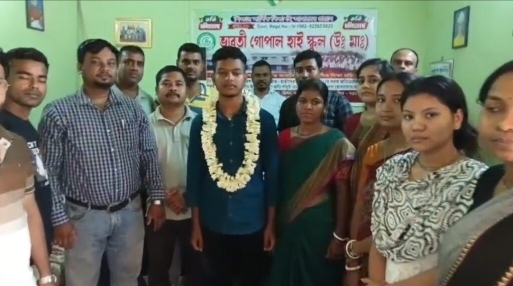 দারিদ্র্যকে জয় করে মাধ্যমিকে নজর কাড়ল Rakesh Kol।
