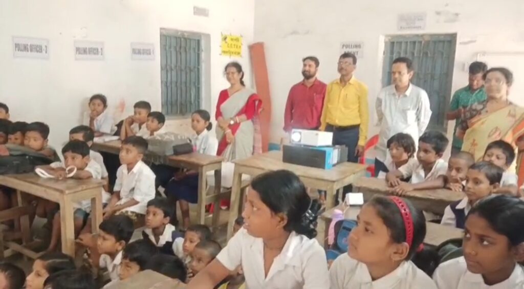 বালুরঘাটের প্রাথমিক বিদ্যালয়ে আধুনিক শিক্ষার উদ্যোগ, ডিজিটাল প্রজেক্টর প্রদান সদ্য প্রাক্তন বিধায়কের তহবিল থেকে।