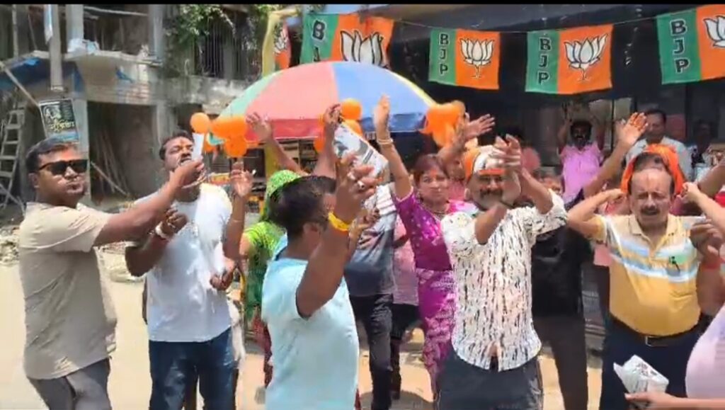 বাংলায় প্রথম বিজেপি সরকারের মুখ্যমন্ত্রী হিসেবে Suvendu Adhikari-র শপথ গ্রহণ উপলক্ষে মালদায় ঝালমুড়ি ও লাড্ডু বিতরণ করে আনন্দে মাতলেন বিজেপি কর্মী-সমর্থকরা।