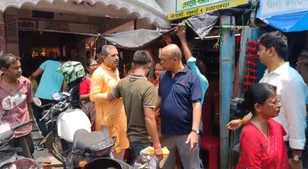 পশ্চিমবঙ্গে বিজেপির জয়ের আবহে বালুরঘাটে বুড়ামা কালী মন্দিরে পুজো দিলেন প্রাক্তন বিজেপি বিধায়ক ও অর্থনীতিবিদ Ashok Kumar Lahiri।
