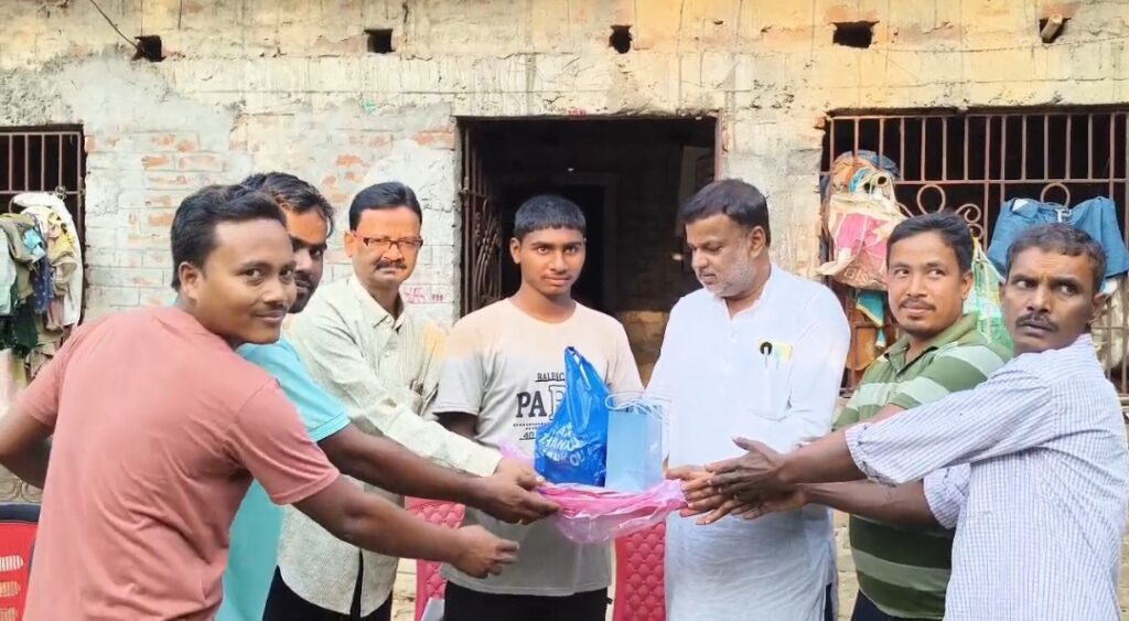 মাধ্যমিক পরীক্ষায় ৯৩ শতাংশ নম্বর পেয়ে কৃতিত্ব অর্জন করা চকান্দারু গ্রামের ছাত্র Subrata Pramanik-কে সংবর্ধনা দিল বিজেপি নেতৃত্ব।