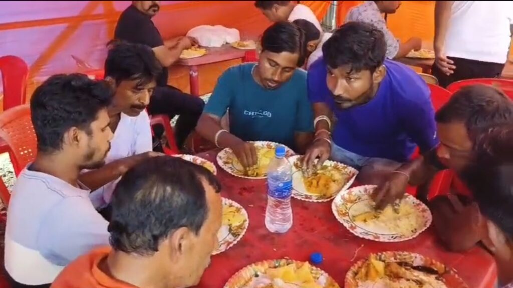 ২০২৬ সালের বিধানসভা নির্বাচনে জয়ের আনন্দে আলিপুরদুয়ার শহরে সাধারণ মানুষের জন্য মাছ-ভাতের আয়োজন করল বিজেপি।