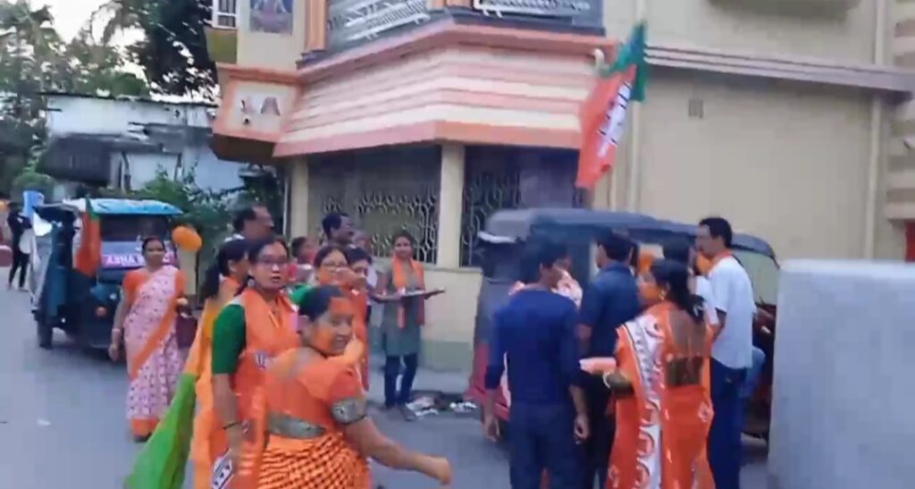 নতুন সরকার গঠনের আনন্দে বালুরঘাট পৌরসভার ২১ নম্বর ওয়ার্ডে বিজয় পদযাত্রা ও লাড্ডু বিতরণ কর্মসূচি পালন করল Bharatiya Janata Party।