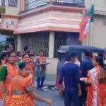 নতুন সরকার গঠনের আনন্দে বালুরঘাট পৌরসভার ২১ নম্বর ওয়ার্ডে বিজয় পদযাত্রা ও লাড্ডু বিতরণ কর্মসূচি পালন করল Bharatiya Janata Party।