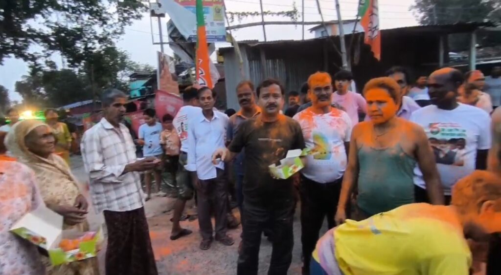 বিজেপি সরকারের শপথ গ্রহণ উপলক্ষে দক্ষিণ দিনাজপুরের পারপতিরাম এলাকায় হাজার লাড্ডু বিলি করে শান্তির বার্তা দিল বিজেপি নেতৃত্ব।